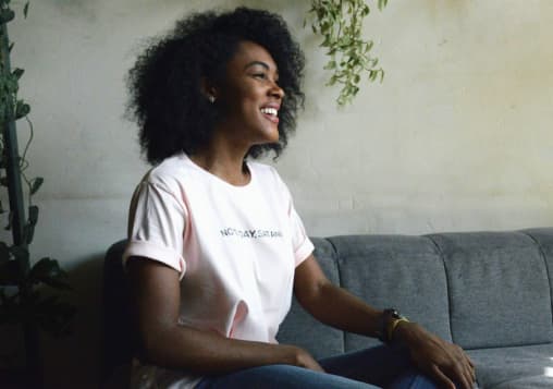 Mulher olhando para frente e sorrindo